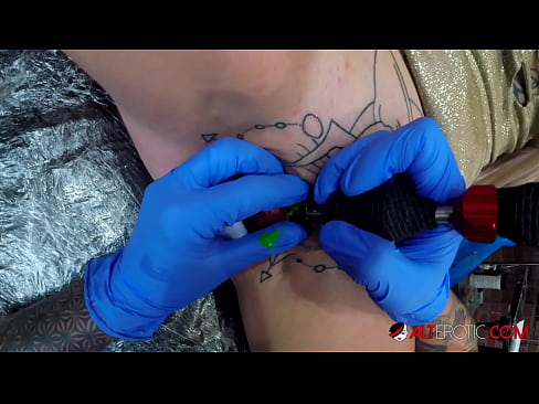 ❤️ Extrem tätowierte Hottie Sully Savage hat ein Tattoo auf ihrer Klitoris ❤ Hard porn bei de.trysex.ru ️❤